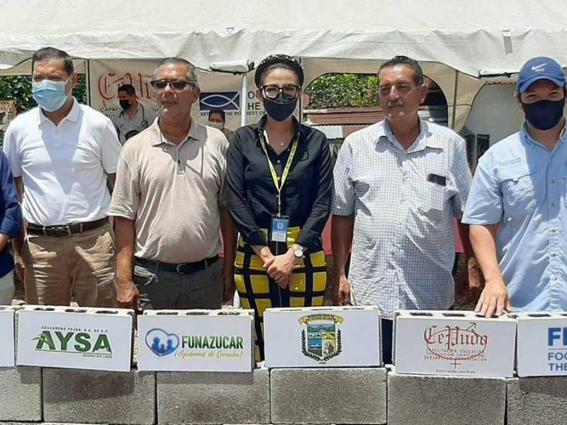 Elsa Osorto, directora ejecutiva de Funazucar y otras autoridades durante la colocación de la primera piedra de la clínica materno infantil.
