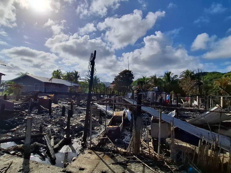 Seis familias quedaron en la calle tras incendiarse sus viviendas por una riña entre dos hombres.