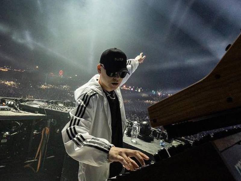 El productor argentino Bizarrap se ha convertido en uno de los fenómenos músicales de los últimos años, y este miércoles 5 de abril llega a Tegucigalpa a animar el Pepsi Fest 2023. A continuación le contamos cuáles son las sesiones con más reproducciones del talentoso joven.