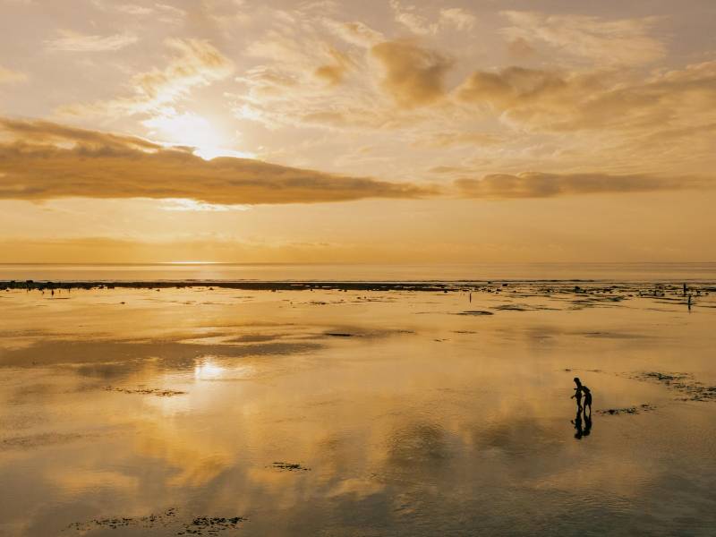 Pescando al atardecer en la playa de Karoso, en Sumba. La isla se siente como una escapada secreta, a diferencia de Bali.