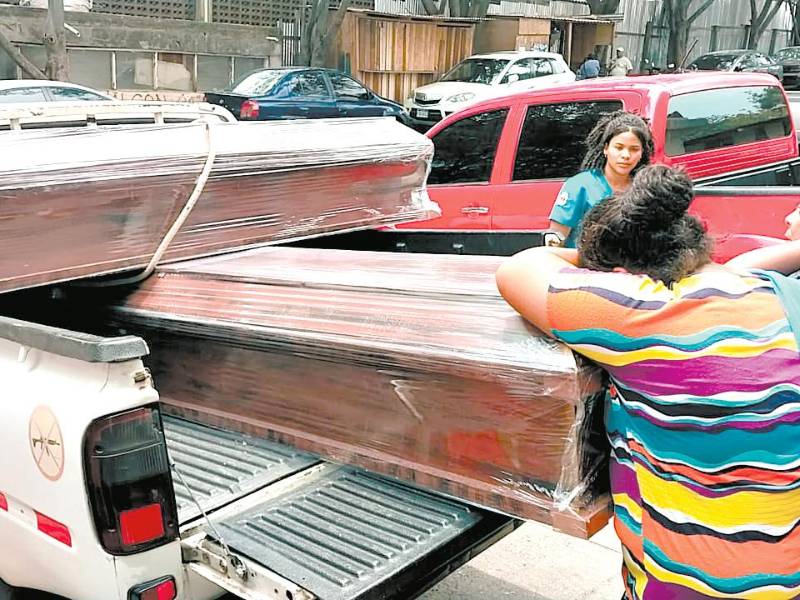 <b><span class=mln_uppercase_mln>Dolor.</span></b> Familiares de los dos jovencitos llegaron a la morgue.