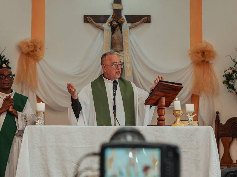 El padre Numa Molina en una misa transmitida por el canal estatal.