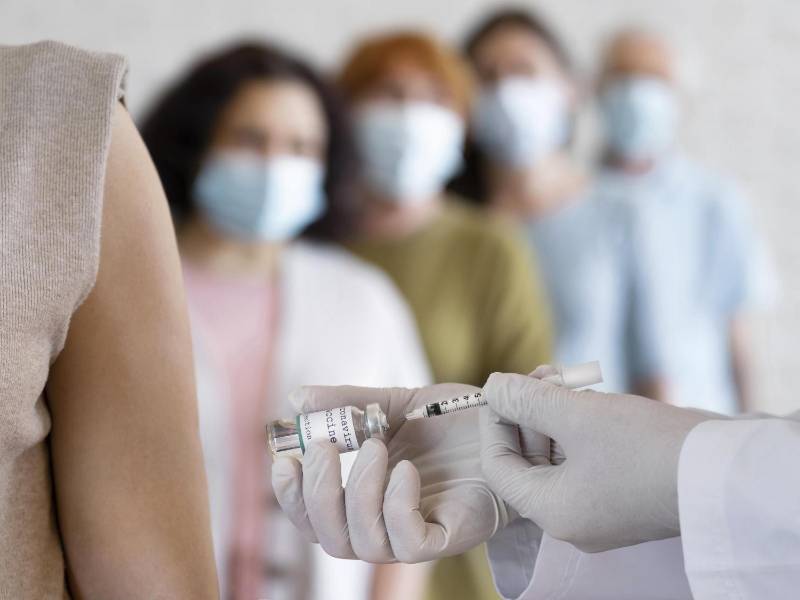 La principal forma de prevención es la vacuna contra el covid, luego los hábitos de higiene y la pronta revisión al sentir molestias.