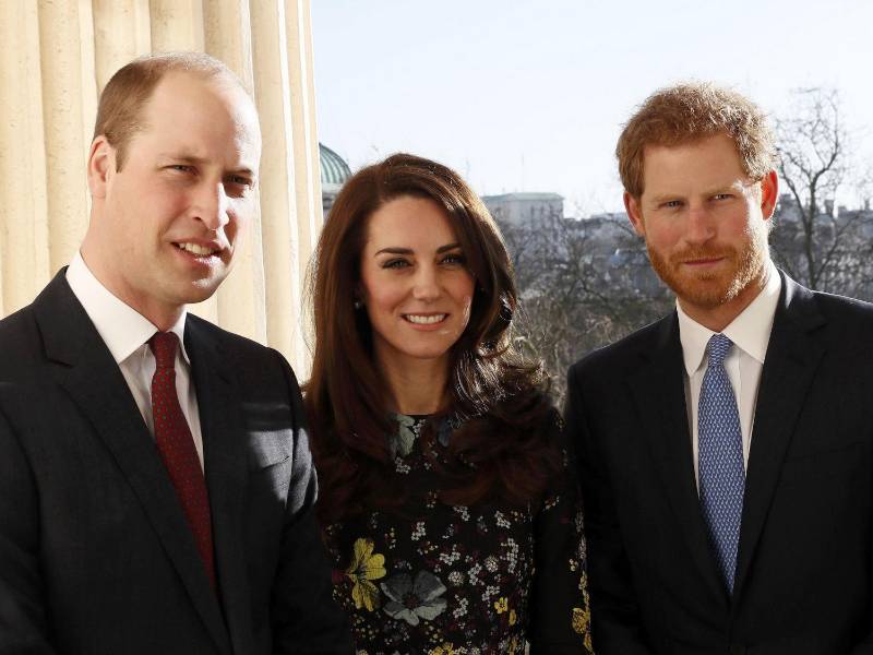 El Príncipe William junto a su esposa Kate y su hermano menor Harry, en una foto de archivo.