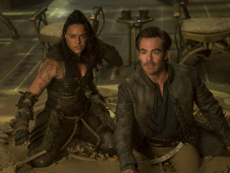 Fotograma cedido por Paramount Pictures y eOne donde aparece la actriz Michelle Rodríguez como Holga y el actor Chris Pine como Edgin, en una escena de Dungeons &amp; Dragons: Honor Among Thieves.