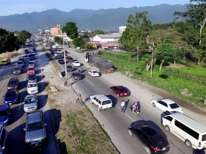 Vehículos circulan por el bulevar del norte, salida a Puerto Cortés.