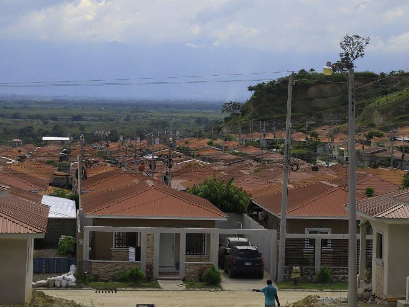 Actualmente, los programas de vivienda social manejan tasas de interés competitivas entre el mercado financiero hondureño, especialmente en comparación con la banca privada, donde los intereses suelen ser más altos.