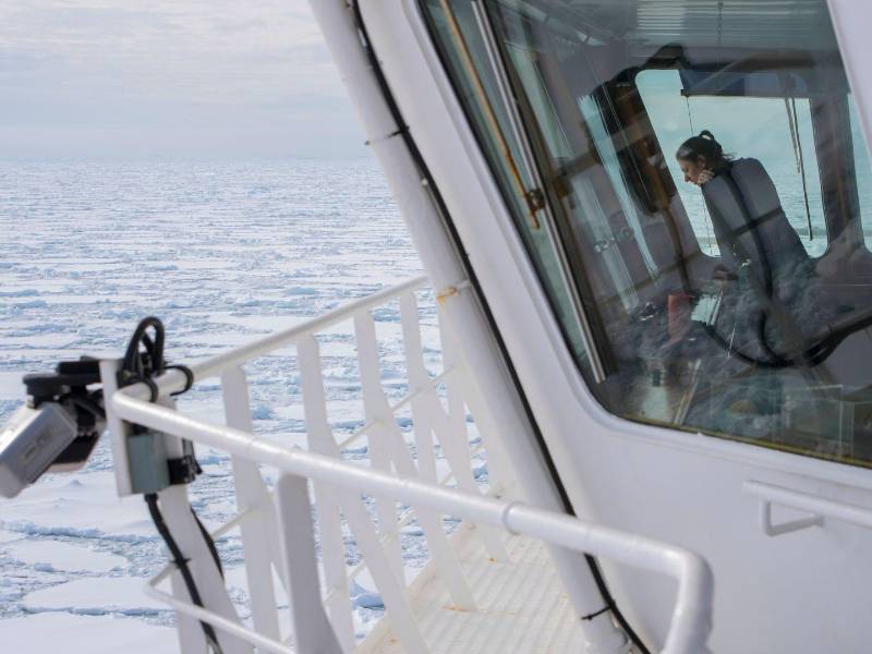 Siobhán Johnson, científica especializada en hielo marino de la Universidad de Cambridge y el British Antarctic Survey, examina los témpanos a bordo del rompehielos Araon.
