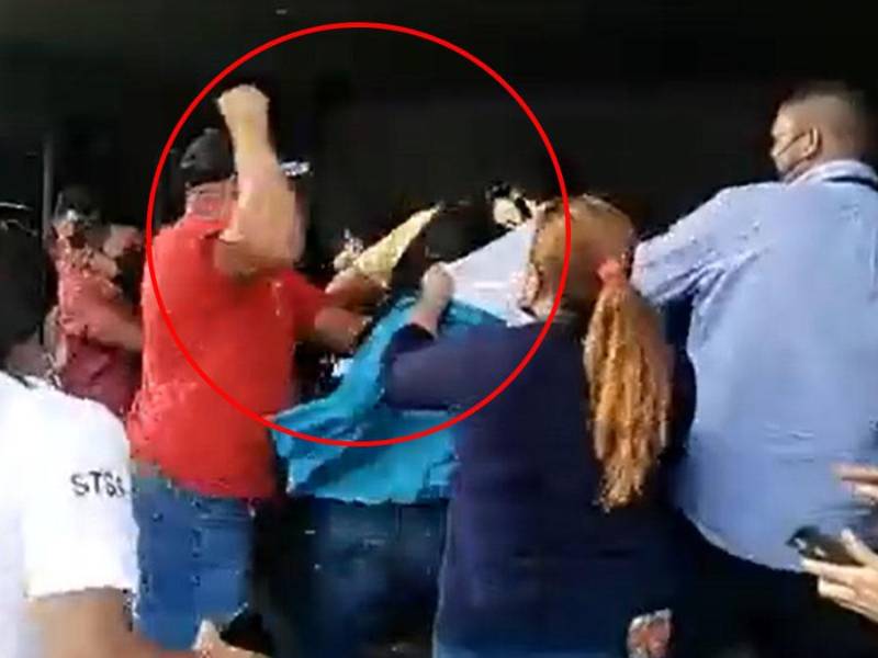 Un grupo de simpatizantes de Libre y varios empleados de la Secretaría del Trabajo en Tegucigalpa se fueron a los golpes durante una protesta en la mañana de este martes.