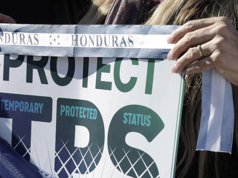 Persona sosteniendo una pancarta del Estatus de Protección Temporal (TPS) durante una manifestación a favor de las familias centroamericanas frente a la Casa Blanca en Washington (EE. UU.).