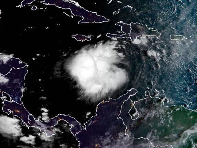 La tormenta tropical Ian se fortalece mientras avanza por el Caribe.