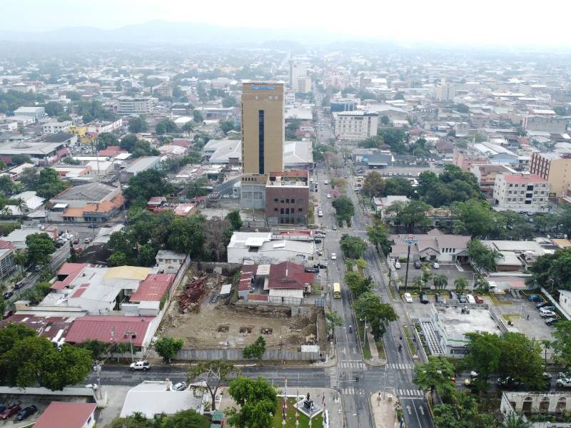 En San Pedro Sula las contrucciones privadas no se detienen. En la primera calle, frente a la Plaza Las Banderas está en construcción un nuevo edificio vertical que desde ya se anuncia lucirá imponente.
