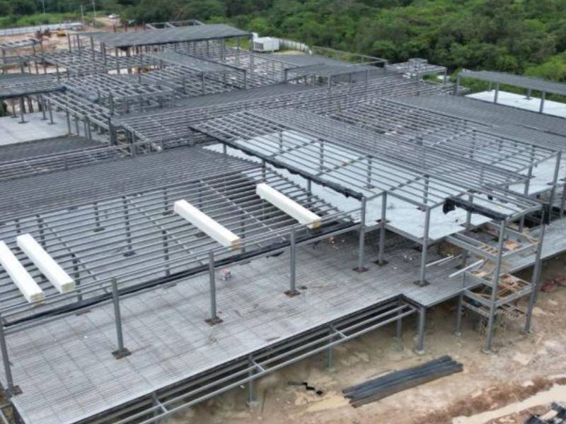 Así se ve desde del drone de LA PRENSA el nuevo hospital general de Santa Bárbara. Según confirmó Pineda, los primeros módulos estarán listos en diciembre.