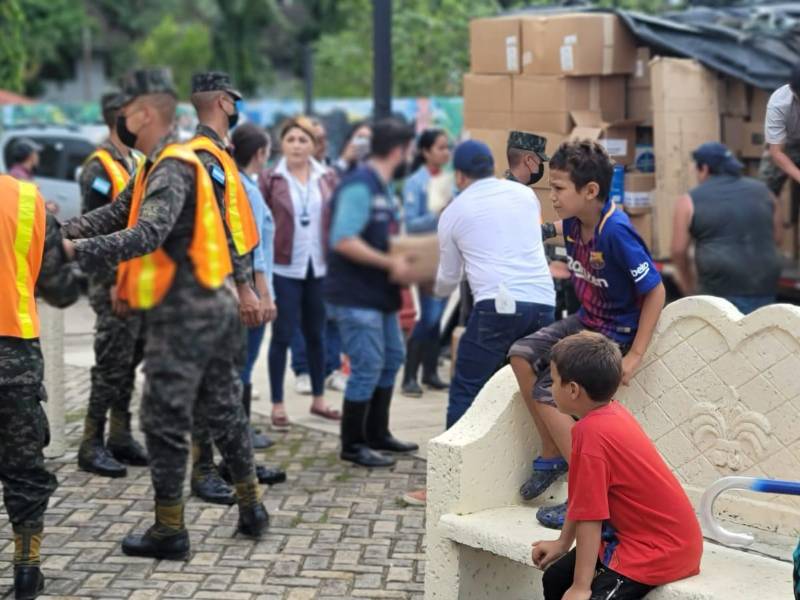 Militares llevando ayuda a damnificados.