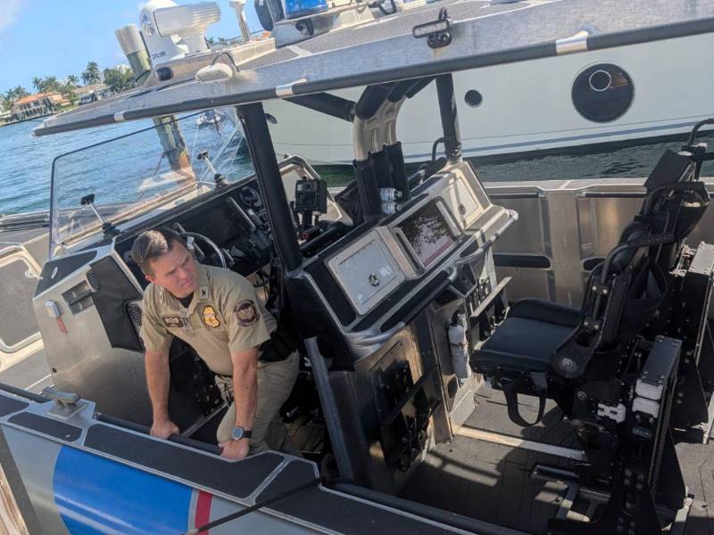 Joseph Buell, supervisor de agentes de interdicción marítima, durante una demostración a periodistas sobre las operaciones de la frontera marítima en Florida, donde se interceptan embarcaciones ilegales.