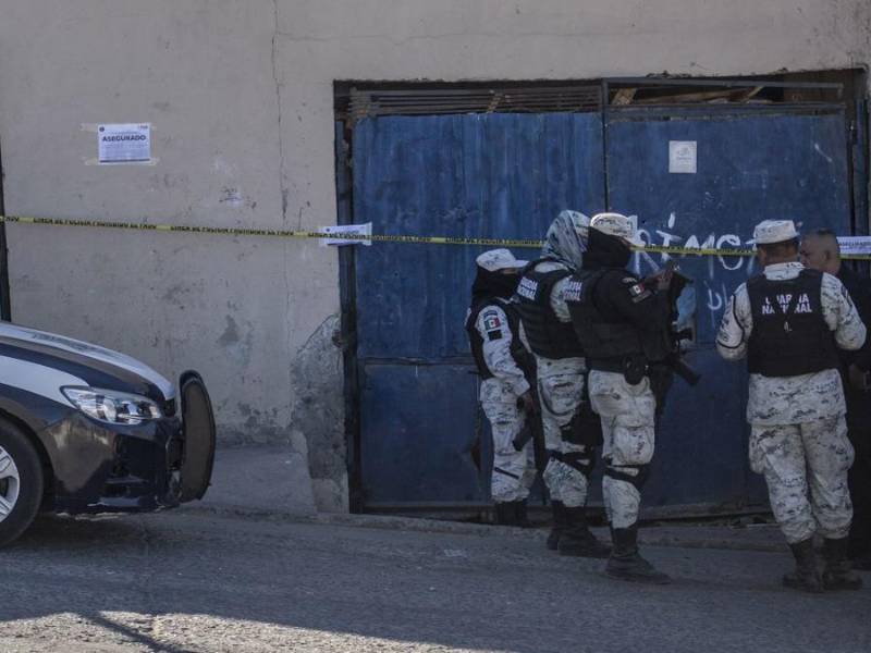Elementos de Guardia Nacional en la vivienda asegurada.