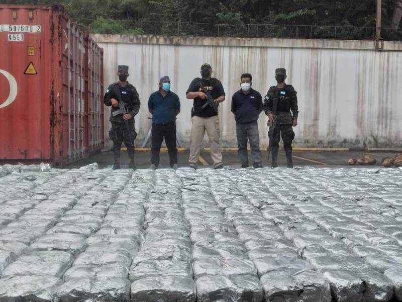 En total decomisaron 498 paquetes de supuesta marihuana.