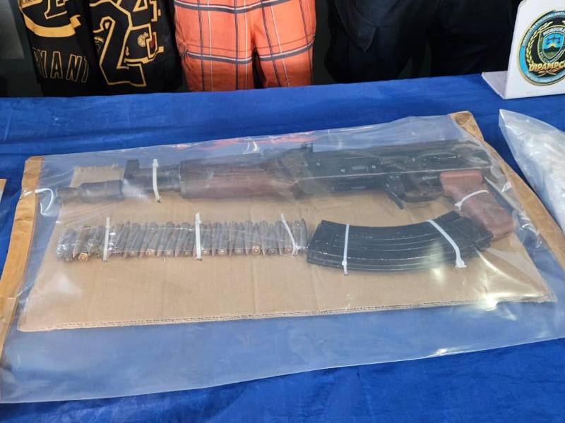 En el operativo, autoridades decomisaron una AK-47, munición de uso prohibido, drogas, una motocicleta y equipo de comunicación.