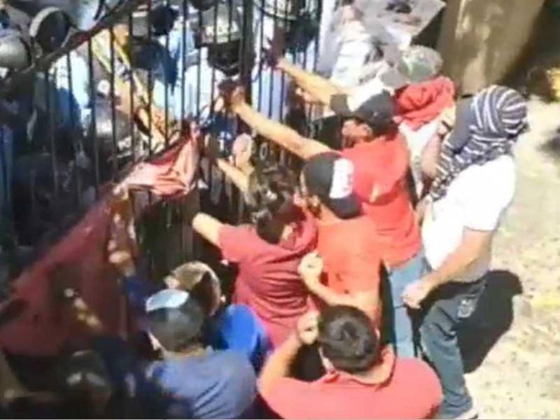 Momento en el que colectivos de Libre se enfrentan a policías.