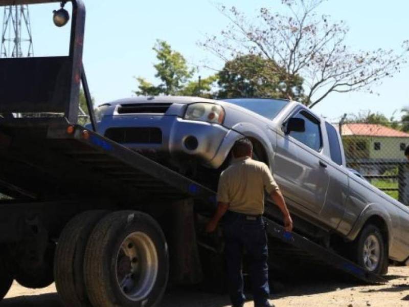 Foto de archivo de grúas trasladando un carro.