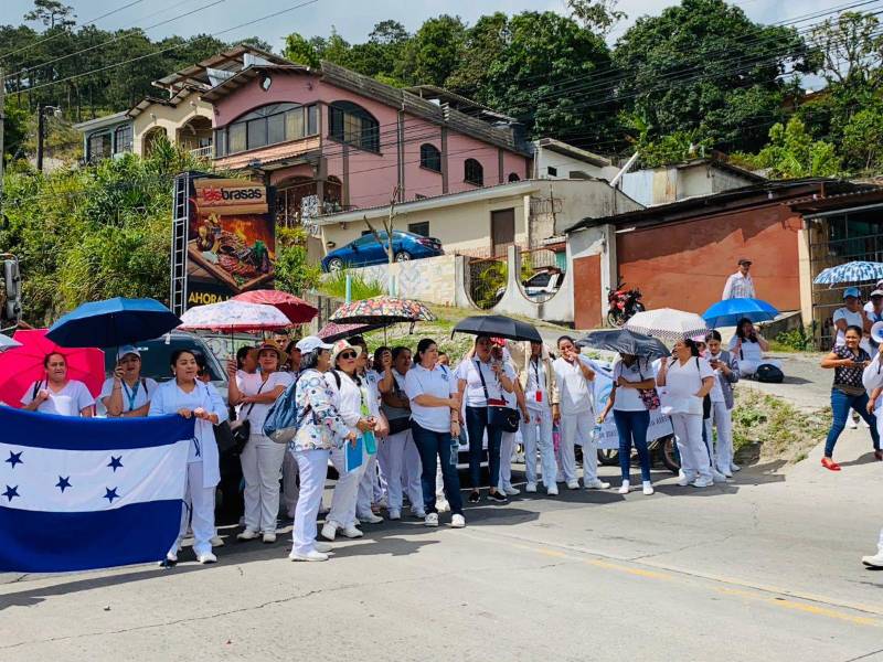 Las enfermeras auxiliares protestaron este lunes ante el supuesto Técnico Universitario.