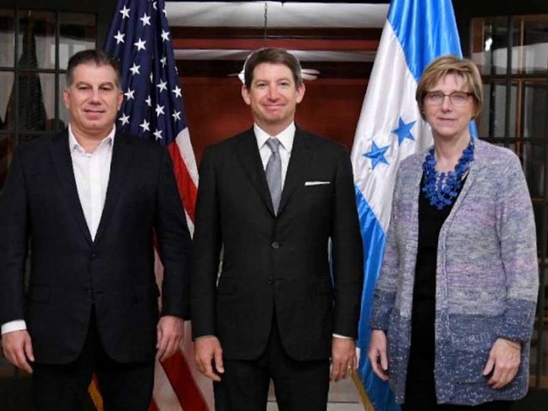 Mateo Yibrín del Cohep, Scott Nathan, ejecutivo de la Corporación Financiera de Desarrollo, y Laura F Dogu, embajadora de Estados Unidos en Honduras.