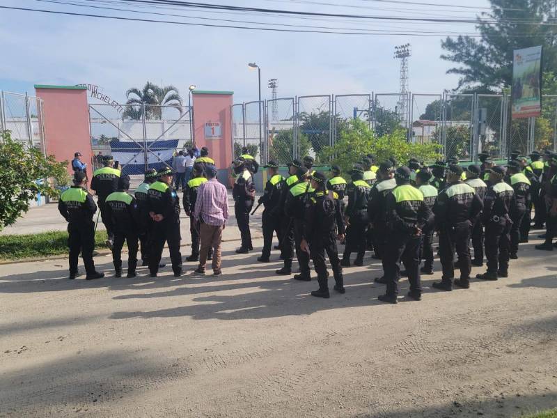 Policías municipales de El Progreso desalojaron al grupo de personas que mantenía tomado el estadio Humberto Micheletti.