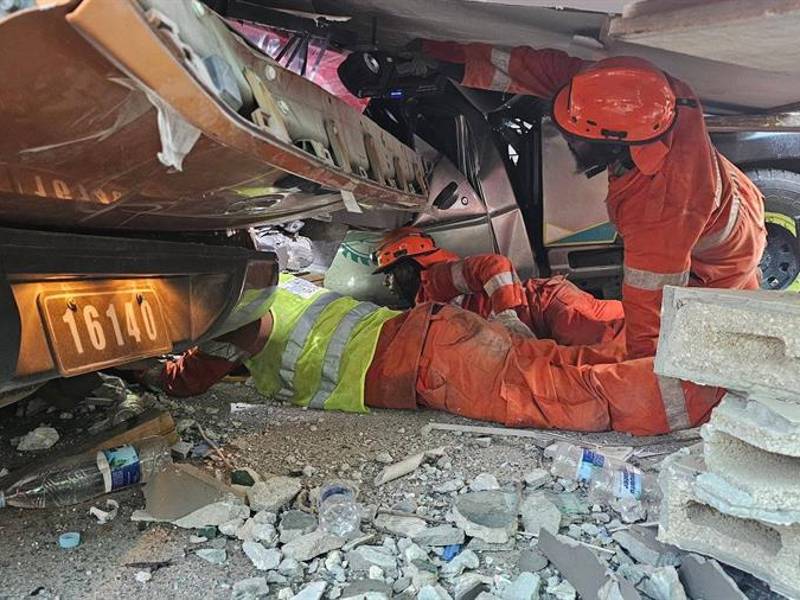 Las autoridades de Vanuatu han declarado este miércoles el estado de emergencia tras el terremoto de magnitud 7,3 que sacudió el martes el país insular, que ha dejado un saldo preliminar de 14 muertos y más de 200 heridos, mientras persiste la búsqueda de desaparecidos.