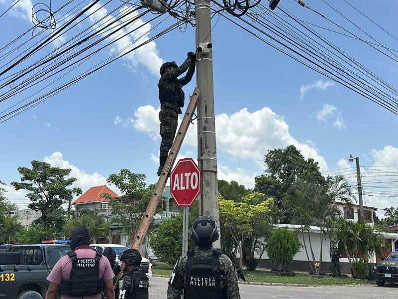 Las Fuerzas Armadas de Honduras, a través del Tercer Batallón de la Policía Militar del Orden Público (PMOP), desarticularon este jueves 13 de agosto una red de cámaras de vigilancia en la colonia Montefresco de San Pedro Sula, Cortés, como parte de labores de inteligencia e investigación.