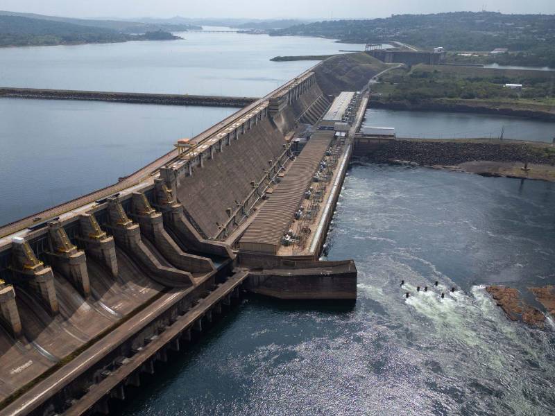 La sequía y los años dificultan que plantas como la central hidroeléctrica de Tucuruí generen suficiente energía.