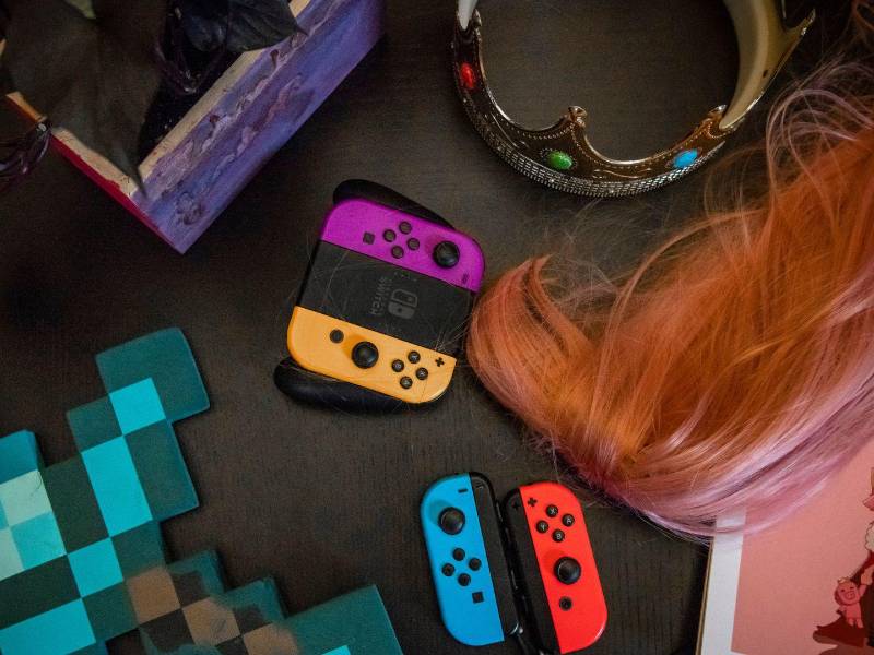 Recuerdos de Minecraft y mandos de Nintendo en una casa en Bolton, Ontario, Canadá, el 7 de julio de 2022. Grupos de odio están usando juegos y otras plataformas en línea para atraer a un número cada vez mayor de niños a sus causas, según muestran nuevos datos y decenas de entrevistas.