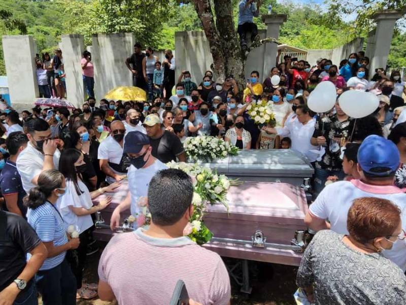 Los féretros de los tres jóvenes momento antes de ser sepultados.