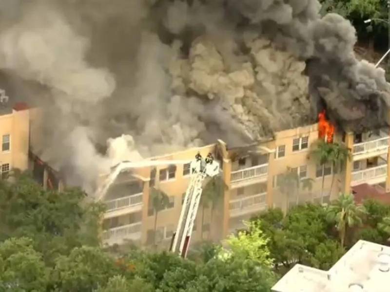 Varias personas quedaron atrapadas en un edificio de apartamentos tras un masivo incendio.