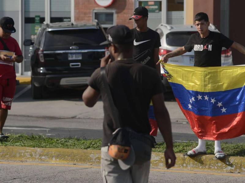 Migrantes venezolanos en la avenida circunvalación de San Pedro Sula | Fotografía de archivo