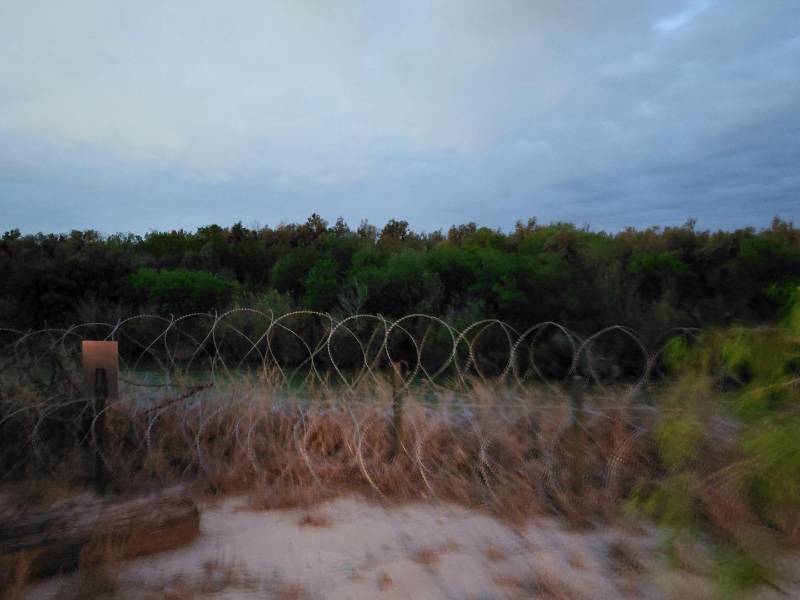 En varias zonas privadas a orillas del río Grande, en la frontera entre Estados Unidos y México, se han instalado serpentinas para impedir que los migrantes crucen de manera ilegal.