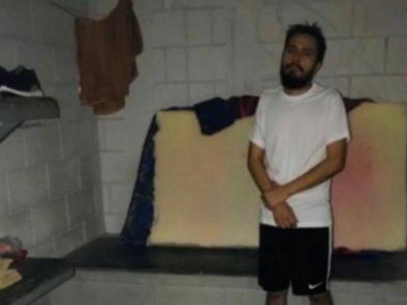 Una de las imágenes que publicó el periodista estadounidense Jeff Ernest en sus redes sociales en las que se ve al exnarcotraficante hondureño Magdaleno Meza al interior de la cárcel de máxima seguridad de Ilama, Santa Bárbara, conocida como “El Pozo”.