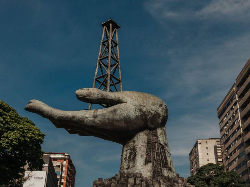 Una escultura en la paraestatal petrolera de Venezuela. La economía del país depende de la exportación de crudo.