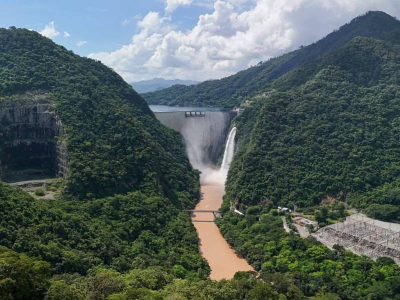 Las descargas controladas de la represa Francisco Morazán, en Santa Cruz de Yojoa, Cortés, conocida como El Cajón, se iniciaron este miércoles con el fin de regular el nivel del embalse.