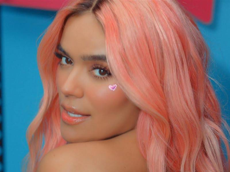 Pasado el susto, la artista de reguetón bajó del avión y abrazó a amigos en la pista, según los medios.