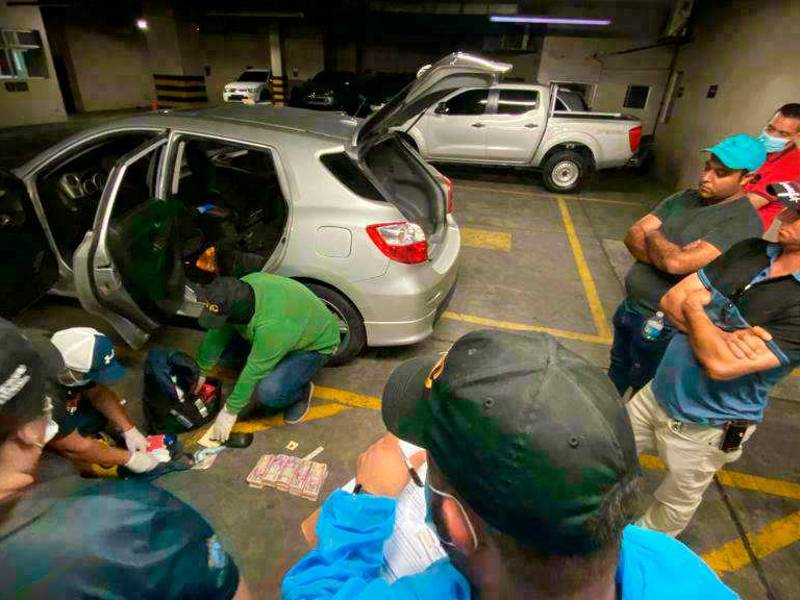 Inspección. En un retén fueron detenidos dos hombres en el vehículo en el que llevaban el dinero.