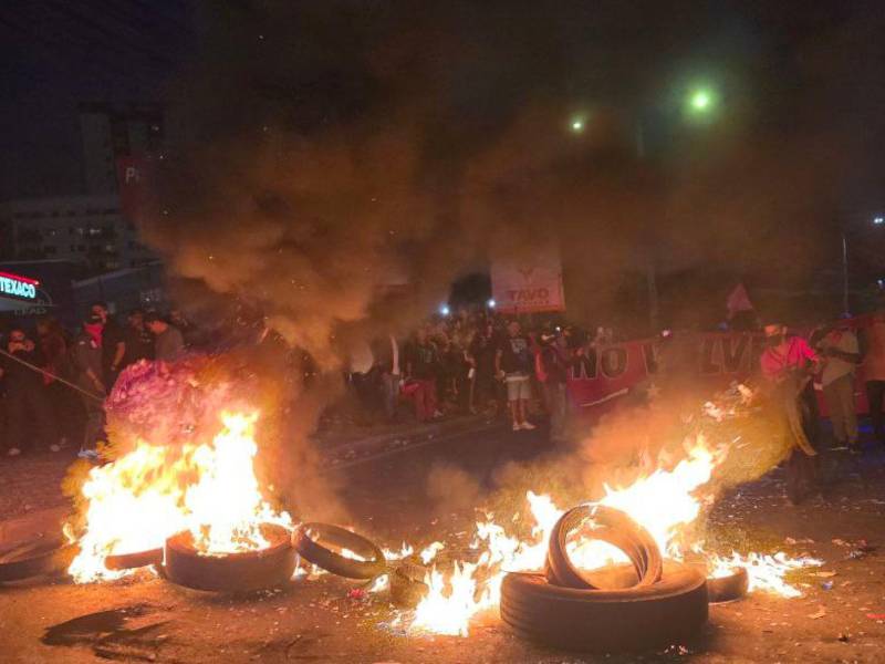 El lunes, liberales y personas afines a Libre protestaron frente a Infop, pero los miembros de las Fuerzas Armadas y militares lanzaron agua y gases para impedir que ingresaran donde está el material electoral.