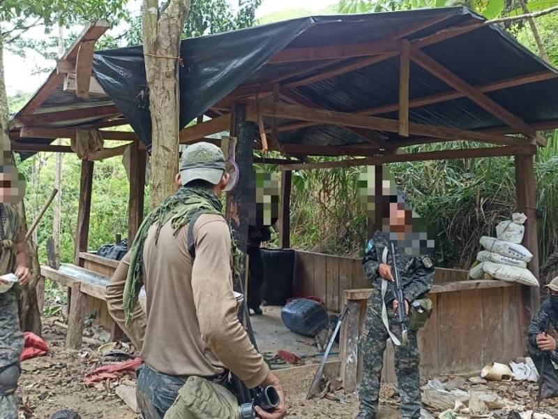 Militares resguardan uno de los narcolaboratorios encontrados en Iriona.