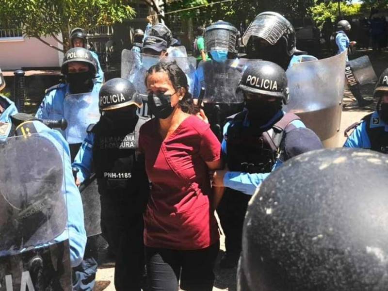Martha Lorena Tercero después de ser arrestada por agentes de la Policía.