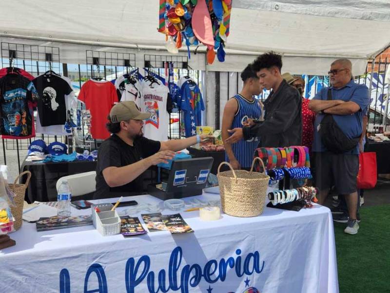 Los hondureños ofrecieron orgullosamente sus productos.