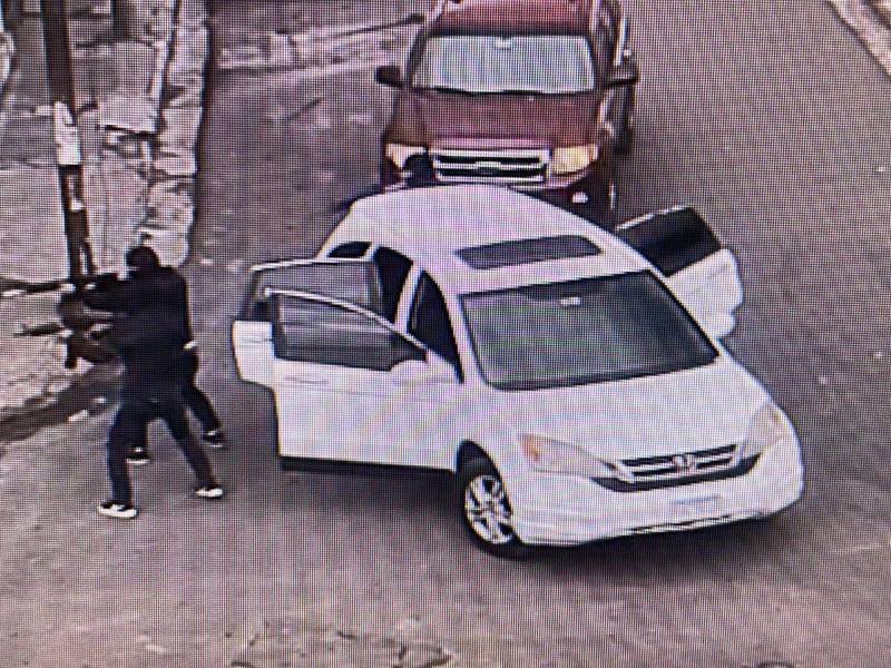 Al menos cinco sujetos armados con fusiles se bajaron de un vehículo color blanco y comenzaron a disparar.