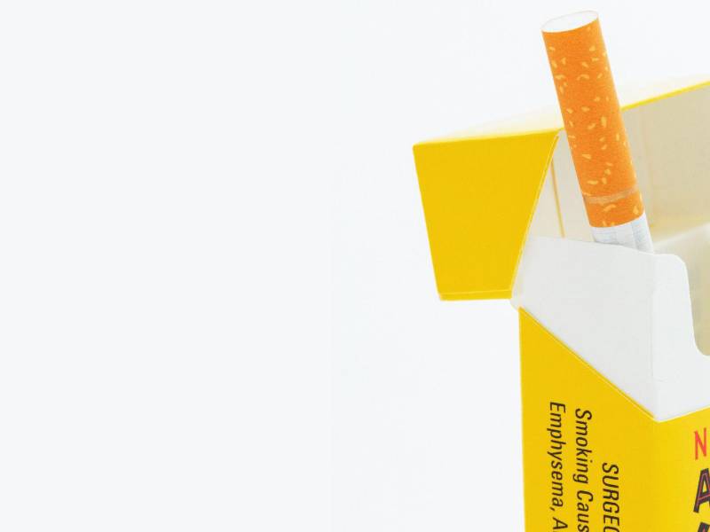 Un cigarrillo en Nueva York, 17 de diciembre de 2025. El tabaco sigue siendo la principal causa de enfermedades y muertes prevenibles, los expertos afirman que incluso fumar en sociedad conlleva riesgos, especialmente el riesgo de adicción.