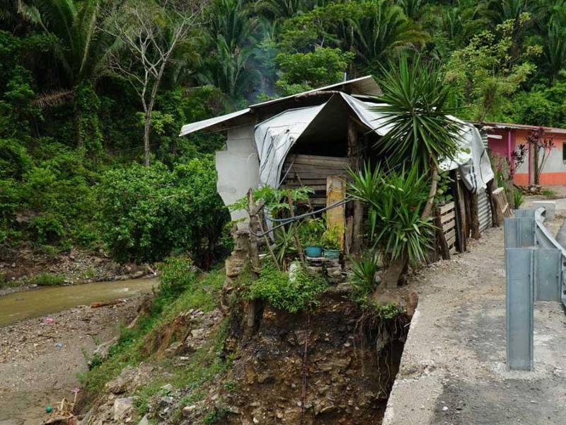 “Cuando llueve fuerte no dormimos, tenemos miedo, ya que esta quebrada viene desde arriba y repentinamente sube”, expresó Lourdes Santos, residente en la comunidad de La Coroza, Villanueva, Cortés.