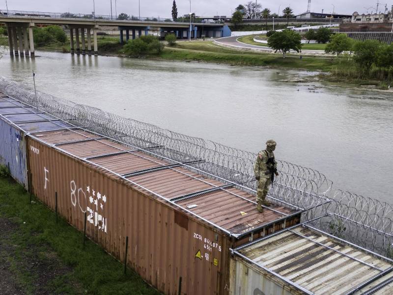 Un soldado de la Guardia Nacional vigila el río Bravo desde una barrera de protección en la frontera sur de Texas.