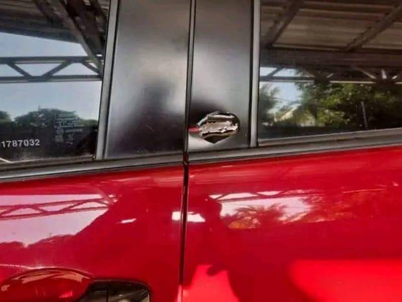 El carro del alcalde presentó varios impactos de bala, este en el marco de la puerta de atrás del pasajero.