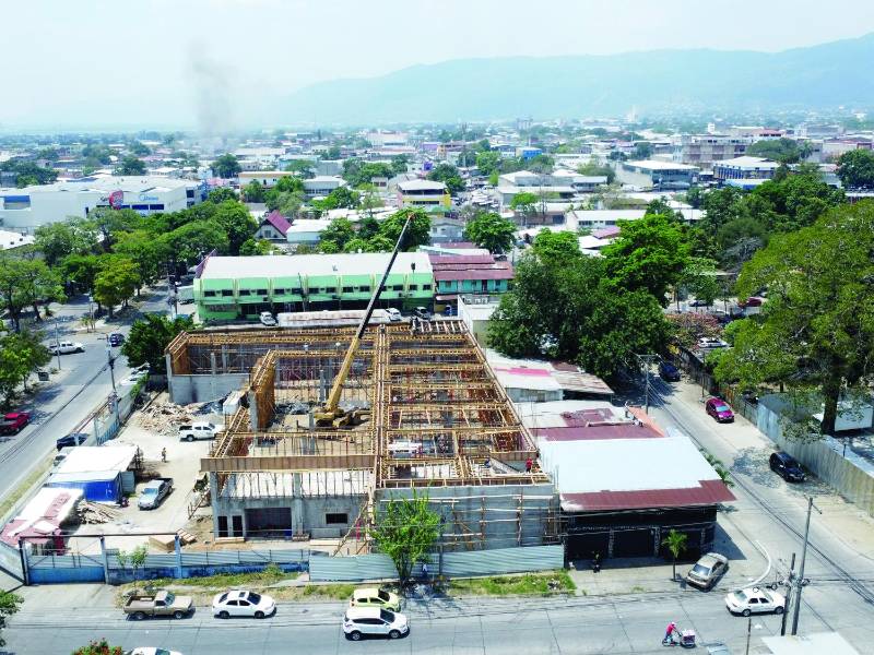 <b>Sector construcción. En San Pedro Sula surgen constantemente nuevas obras, en diferentes puntos de la ciudad se pueden ver “obras ilegales” que están detenidas. Fotos: Melvin Cubas.</b>